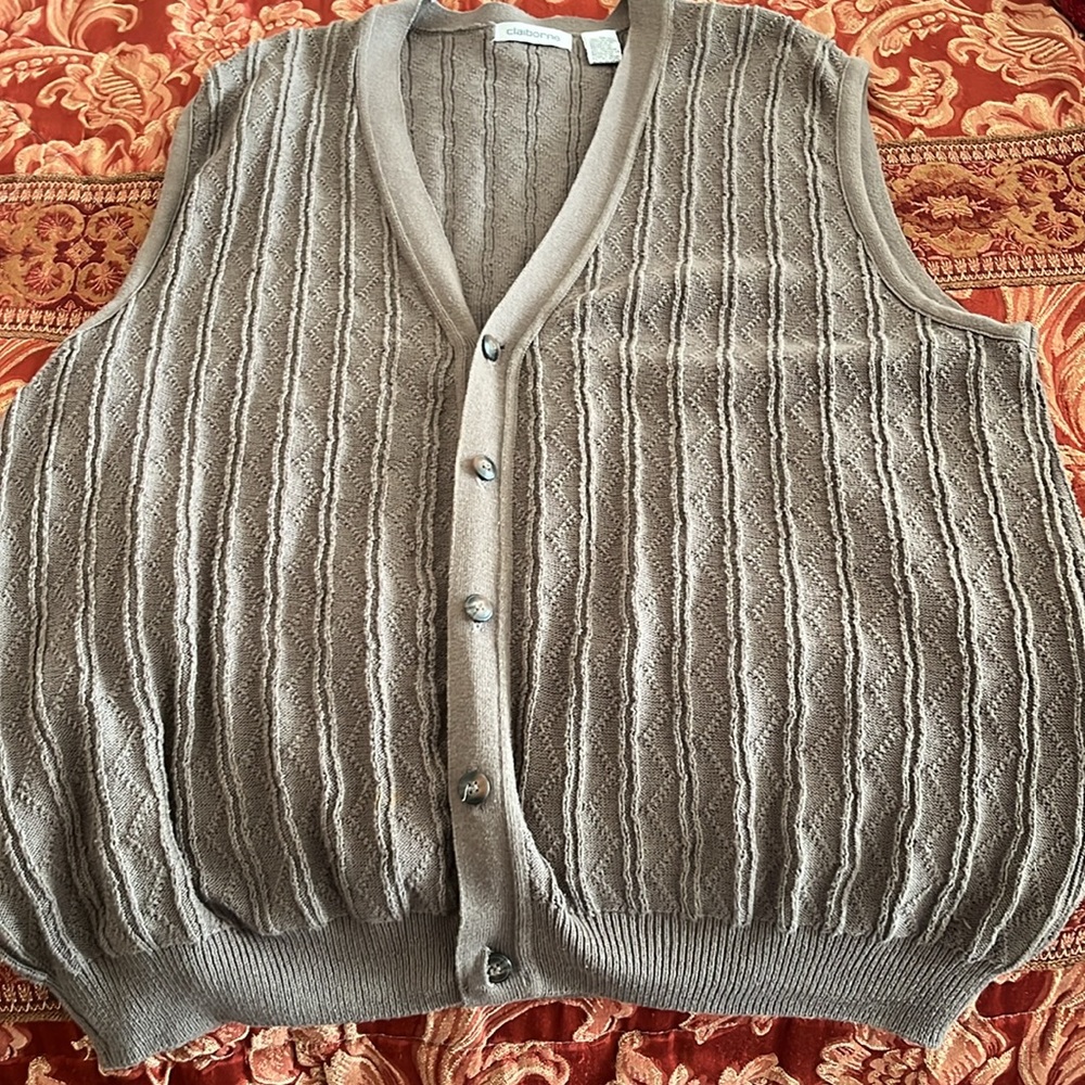 Vintage Men’s Claiborne XL sweater vest, in excellent condition in a taupe color - Picture 2 of 7